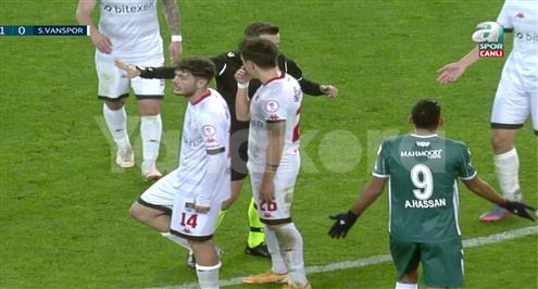 بمشاركة كوكا.. الحكم يأمر فريق بترك مرماه خاليا للمنافس (فيديو)